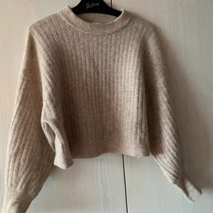 Stickad tröja god kvalitet från stories  - Väldigt snygg tröja i otroligt bra kvalitet från Other stories! Den blir aldrig nopprig. Den är använd men mycket bra skick! Mestadels alpacka och ull. 