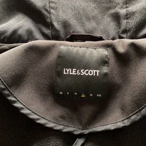 Lyle & Scott Storlek L - Den här sommar/vår jacka är riktig skön och passar med alla kläder. Jackan är 8 månader gammal i bra skick (inte skadad) Säljer den pga att den blev för liten på mig och därför vill jag sälja bort den. Betalade jackan 1450kr men säljer den för 450kr