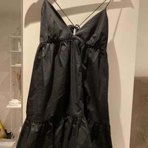 Klänning - Säljer denna as snygga klänningen från zara. Storlek xs. Köpt för 359kr säljer för 250kr. Skriv privat vid intresse💓