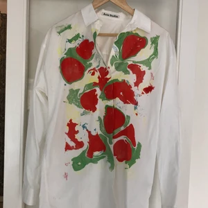 ACNE skjorta  - Acne skjorta, jättefin MEN har fått fläckar på ryggen. Går säkert att få bort på kemtvätt. Kan dock inte garantera. 