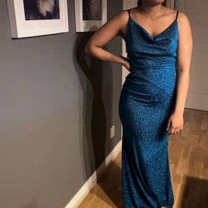 Balklänning - Sååå fin balklänning till salu!!💙💙 helt oanvänd, pris kan diskuteras, väldigt stretchiga så skulle säga att fler storlekar kan ha denna. (Min vän på bilden är va 159cm lång)