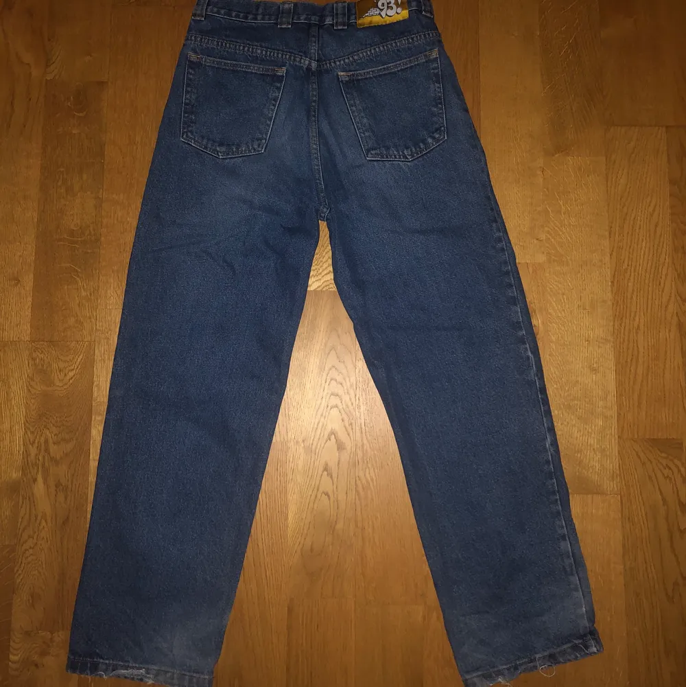 93 Denim i Washed Blue. Baggy jeans i mycket bra kvalitet. Öppet för bud.. Jeans & Byxor.