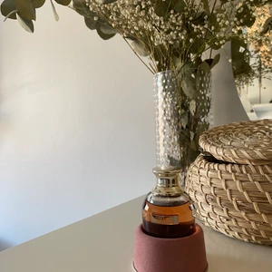 Jean Paul Gaultier - Säljer nu min nyinköpta parfym från Jean Paul. Doften är lite för söt för min smak och därav säljer jag den!                         En söt men samtidigt kaxig doft med framträdande honung men även patchouli, blodapelsin samt gardenia som överraskar. Nypris 700kr men säljer för 450kr. Kan gå ner i pris vid snabb affär