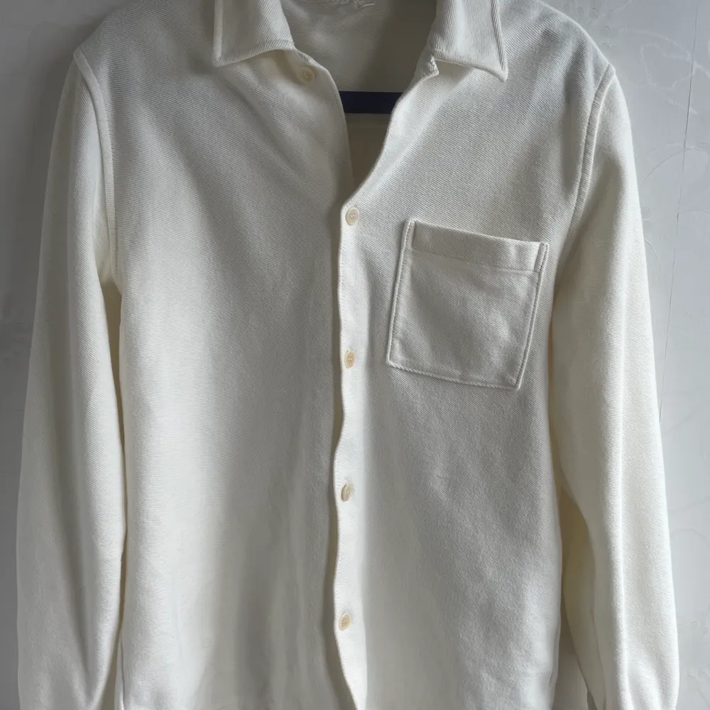 Mjuk och skön vit skjorta från Arket. Använd ett par gånger, skick 8/10. Storlek L . Skjortor.