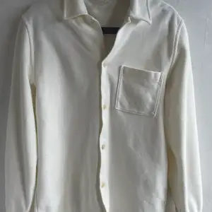 Mjuk och skön vit skjorta från Arket. Använd ett par gånger, skick 8/10. Storlek L 