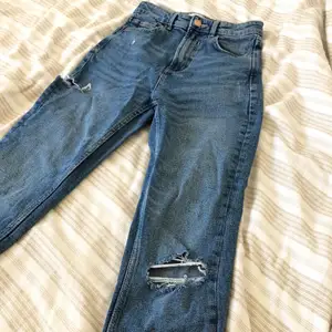 Högmidjade slim mom jeans i storlek 34. Endast använda fåtal gånger så de är i fint skick. Kan fraktas, köparen står för frakten☺️