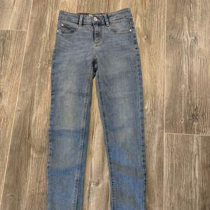 Skinny jeans från Cubus i strl 34/XS. Fint skick och väldigt stretchiga och sköna! Finns att hämta i Köping, ev. frakt betalas av köparen.