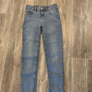 Jeans från Cubus - Skinny jeans från Cubus i strl 34/XS. Fint skick och väldigt stretchiga och sköna! Finns att hämta i Köping, ev. frakt betalas av köparen.