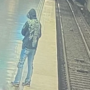 Travis scott cactus jack x fragment - Sjukt fet hoodie från collaben mellan travis scotts märke cactus jack och fragment! Väldigt bra och tungt tyg använt! Storleken L sitter lite lätt boxy men sjukt najs fit! Köptes från cactus jacks hemsida vid droppen förra Juni. Använd 1 gång endast!