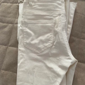 Vita bootcut - Knappt använda. Har klippt av dom så dom passar mig är 161. Strl xs men stretchiga.