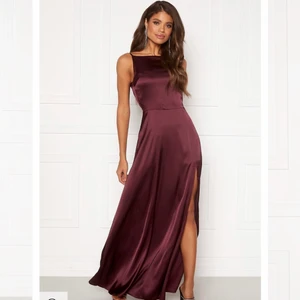 Balklänning - Säljer nu min fina balklänning som endast är använd en gång på min studentbal. Jättefint skick 💞 nypris 1100kr men säljer för 500kr eller bud över! Skriv privat för fler bilder 🥰 storlek 36 men passar även mig som brukar ha storlek 34