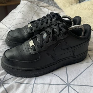 Nike Aur Force 1 Svart - Svarta Air Force 1, jättebra stick, digital kvitto från Zalando finns. 