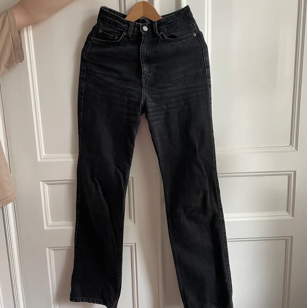 Jättefina jeans från Weekday i färgen ”Echo black”. Säljer endast då de blivit för små för mig - därav bild 2 från Weekdays hemsida. Jeansen är köpta för några år sedan men är varsamt använda så de är så gott som nya! Nypris: 500kr. Storlek: 25/32.. Jeans & Byxor.