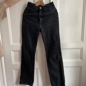 Jättefina jeans från Weekday i färgen ”Echo black”. Säljer endast då de blivit för små för mig - därav bild 2 från Weekdays hemsida. Jeansen är köpta för några år sedan men är varsamt använda så de är så gott som nya! Nypris: 500kr. Storlek: 25/32.