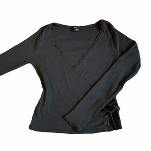 Svart topp knytbar - Superfin topp köpt på Monki i fint skick! Går att knyta och därmed reglera storleken men står S på lappen. Pris går att diskutera!