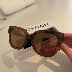 Chimi solglasögon - Solglasögon från chimi i färgen COCO och modellen #008. Sitter som dem på tredje bilden och ser ungefär likadana ut, förutom att mina har spegelglas. 
