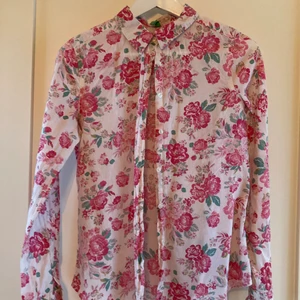 Skjorta blommig  - En tunn skön blommig skjorta från Benetton