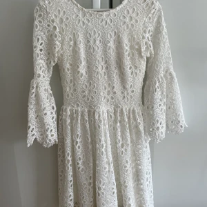 Vit spetsklänning - Jättefin vit klänning i spetsmönster från Bubbelroom. Perfekt till  konfirmander, student, avslutningar och andra festligheter. Storlek 34. Bara använd vid 2 tillfällen.