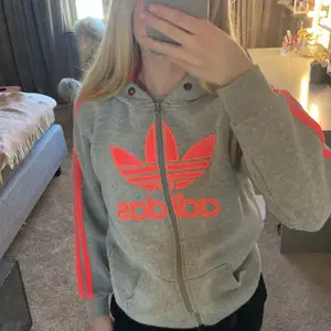 Zip up hoodie från Adidas i stl 152/158, passar en xs. Använt skick men fof fin❤️