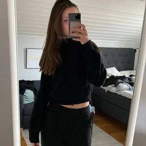 Tröja Zara strl S - Superskön tröja från Zara. Storlek S. Har en liten krage och croppad. Köparen står för frakten🤍