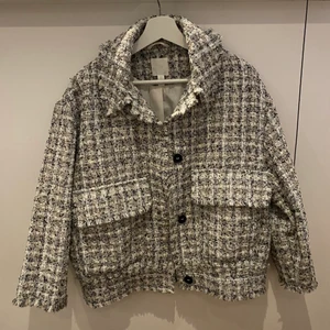 Vårjacka - Säljer min vårjacka från Hm då den används alldeles för lite. I storlek S. Nyskick ⚡️⚡️⚡️