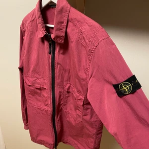 Stone Island Overshirt - Overshirt från Stone Island i jättefint skick. Frakt tillkommer!