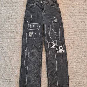 Fräna GråSvarta Jeans - Helt oanvända jeans, som jag personligen tycker är riktigt coola. Tyvärr passar dom inte mig för dom är små i storleken. Storlek: S (Passar som en XS)