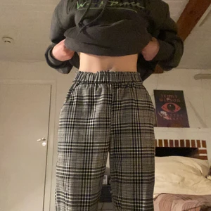 Svart vit Rutiga byxor - rutiga byxor kommer från hm. De är secondhand men är i bra skick och inga smutsfläckar eller andra störningar.🎤💗storlek 164 men jag som är 1,65 m lång och brukar ha 32 i byxor så passar de ändå i längden. Har fickor.