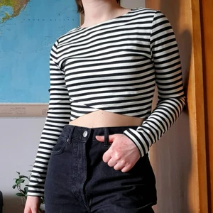 Randig magtröja - Svartvitrandig croppad tröja med långa ärmar och i ett lite tjockare material.