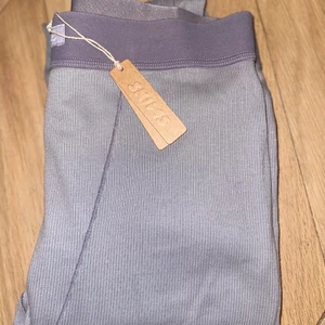 SKIMS COTTON RIB LEGGINGS - SKIMS cotton rib leggings i färgen pacific i storlek S. Helt nya,  ej använda! Prislapp kvar. Nypris ca 650kr