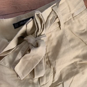 Ljusgula Zara byxor - Säljer dessa ljusgula sommar-byxor från Zara i storlek XS. ☺️