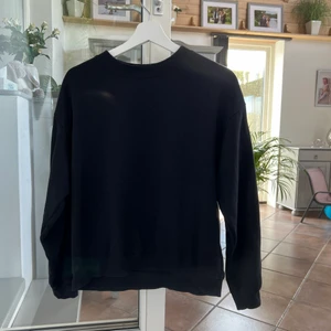 Svart sweater från Monki - Svart sweatshirts från Monki som är använd ett fåtal gånger! Garderobsrensning så därför säljer jag denna! Storlek S men kan passa mellan Xxs-M beroende på hur man vill att den ska sitta. Kom privat vid frågor och funderingar, priset kan alltid diskuteras!