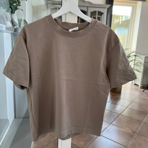 Beige ginatricot t-shirt - Säljer min Beigea ginatricot t-shirt, inköp för 2 månader sen och är använd 2 gånger, säljer eftersom jag rensar min garderob! Storlek M men passar mellan Xxs-M beroende på hur man vill att den ska sitta! Pris kan alltid diskuteras, kom privat vid frågor och funderingar 