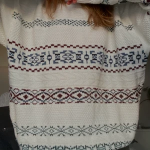 Stickad tröja  - En supersöt stickad tröja, jättemysig och i bra skick, inga hittade fläckar eller lösa sömmar hittills 💕💕