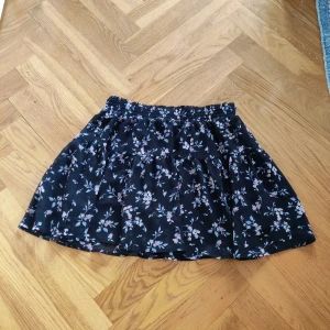 Kjol - Kort volangkjol i storlek 40. Säljs pga den tyvärr är för liten. 