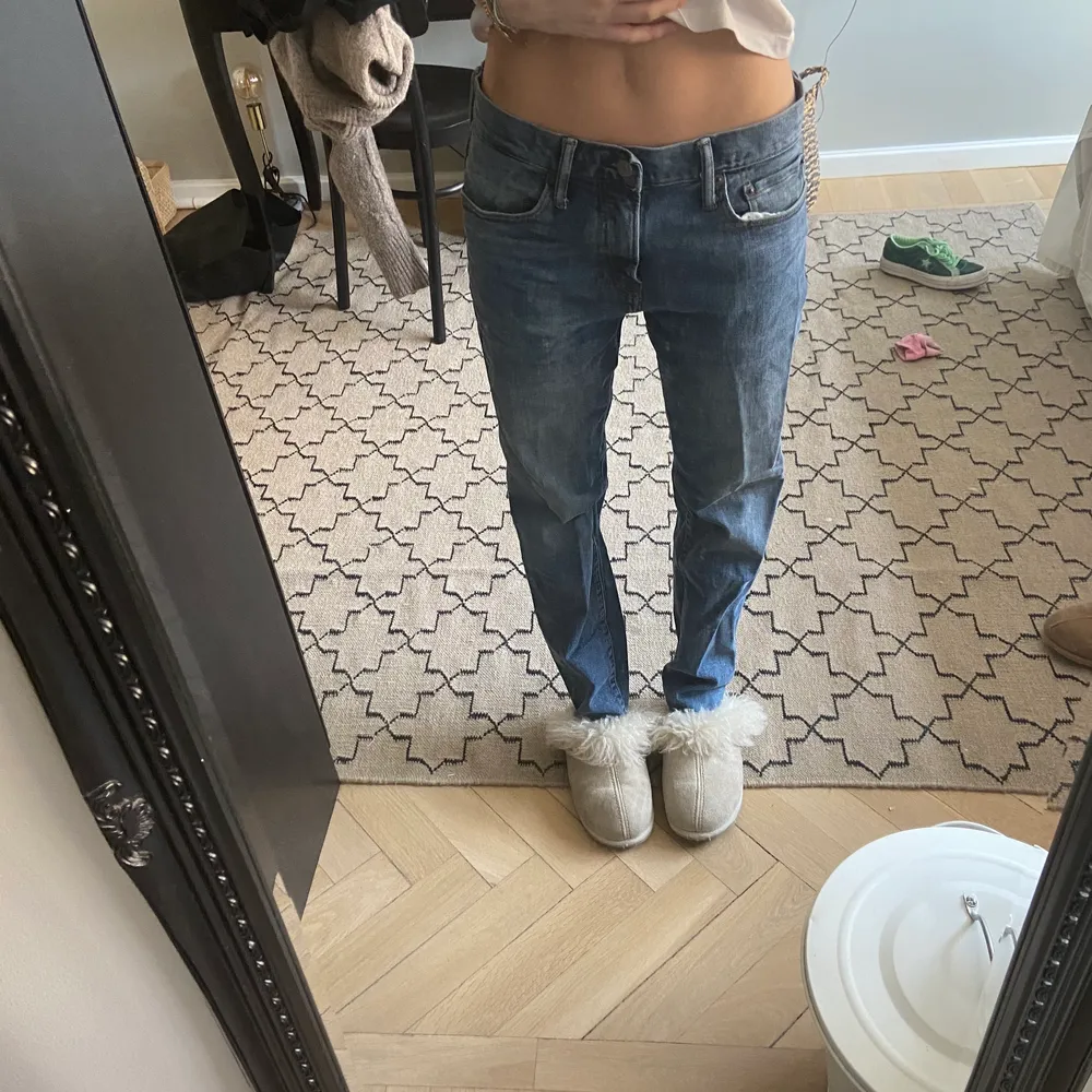 Låg missade raka jeans från gap, aldrig använda. Dock har jag klippt dem kortare då dem var för långa på mig. Perfekt tvätt!!. Jeans & Byxor.
