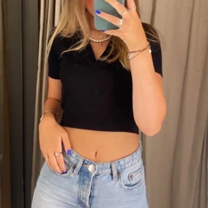 Topp - Säljer en tröja från zara, med krage upptill. Använd endast enstaka gånger!🖤