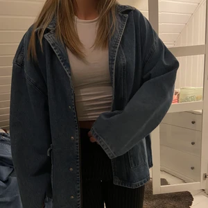 Jeansjacka  - Ska nu sälja min jeansjacka som är helt ny då lappen fortfarande sitter kvar! Köptes för cirka 3 månader sen orginalpris 599