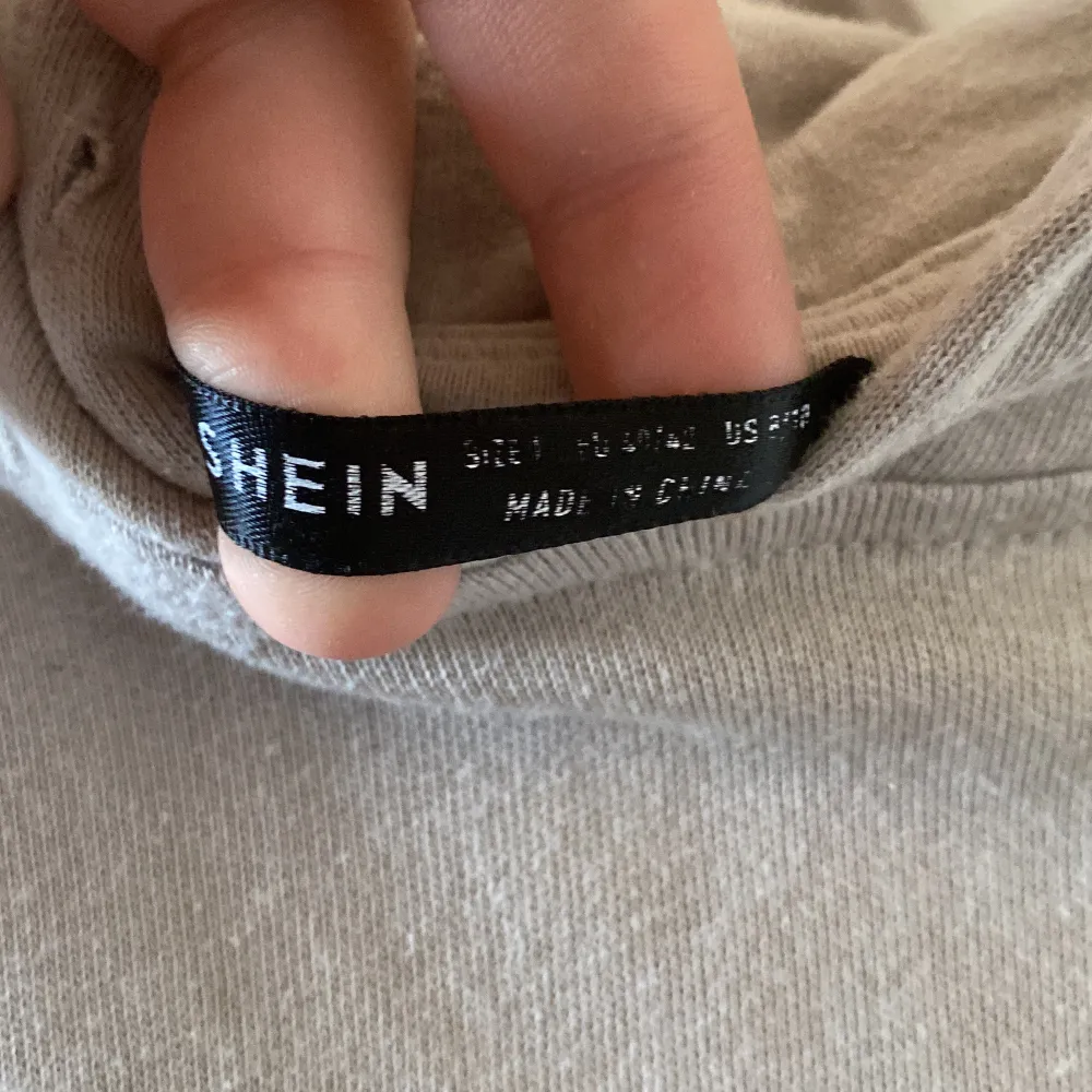 hoodie från shein ganska tunt material använt ganska ofta. inget snöre. strl L (står inte på lappen eftersom det har försvunnit men kollade i min order) köpte för 179kr säljer för 100kr (frakt inräknad) möta upp blir det 50kr. Hoodies.