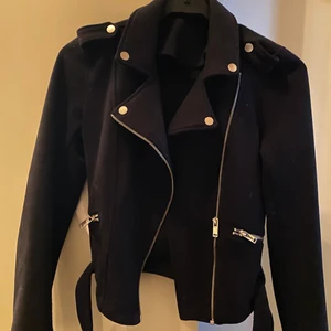 Mocka jacka - En super fin mocka jacka ifrån kappahl i Xs,i jättefint skick🥰 Billigare vid snabb affär!