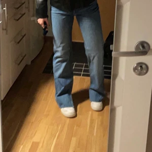 Jeans från pull and bear storlek 36  - Ljusa jeans från pull and bear i storlek 36, knappt använda pga av att dom var försmå  ,Skulle säga att dom är små i storleken , 150kr+ frakt 