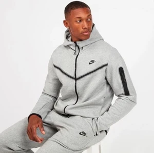Nike Tech Flecce  - !BARA TJÖJAN! Säljer min Nike tech hoddie för att jag köpte för stor storlek, köpte den för 1195kr säljer för 800kr. Kontakta för fler bilder/frågor (aldrig använd)