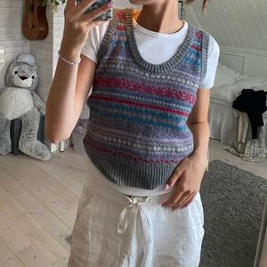 Stickad väst - Söt stickad väst med olika mönster! Det är storlek L men sitter ungefär som en S på mig! (Liten i storlek)