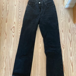 Svarta jeans Weekday  - Svarta jeans från weekday i modellen rowe. De är raka i benen. Säljer då de inte passar mig längre. Lagom långa i benen för mig som är 170 cm. 💖
