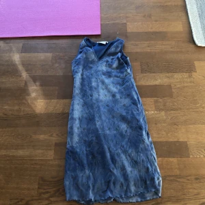 Klänning glittriga prikar med vita fläckar (det är meningen att det ska vara fläckar) - Inga konstigheter inga hål eller fläkar som inte ska vara där.