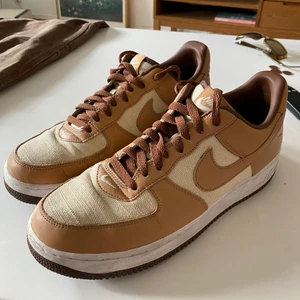 Nike Af1 QS  - Bra skick men lite creases och tecken på använding finns det. Finns det frågor så fråga på :)