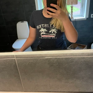 Hollister t shirt - Mörkblå hollister tröja med tryck 