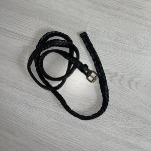 Svart skärp - Ett svart skärp med guld spänne.