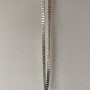 Halsband i silver i väldigt gott skick. 56cm i längd. Köpt på Smycka. Ordinarie pris: 2799:-
