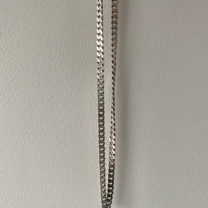Halsband i silver - Halsband i silver i väldigt gott skick. 56cm i längd. Köpt på Smycka. Ordinarie pris: 2799:-